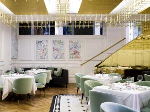 Interior de Lilōu en Polanco, restaurante para eventos sociales, con decoración elegante, iluminación cálida y montaje especial para cenas de fin de año.