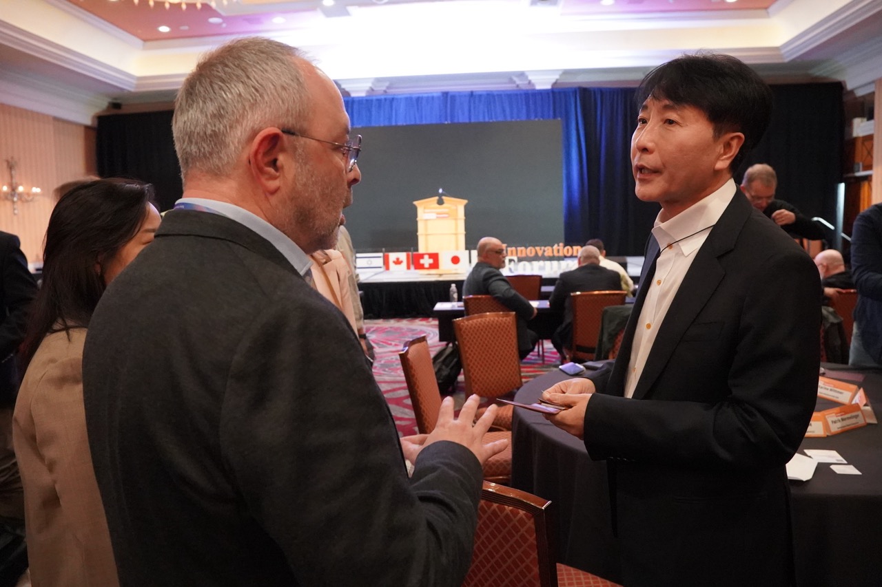 SBA President Hyun Woo Kim speak with one of participants of Global Innovation Forum 2026