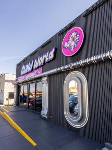 The front entrance to Claw World Chinatown