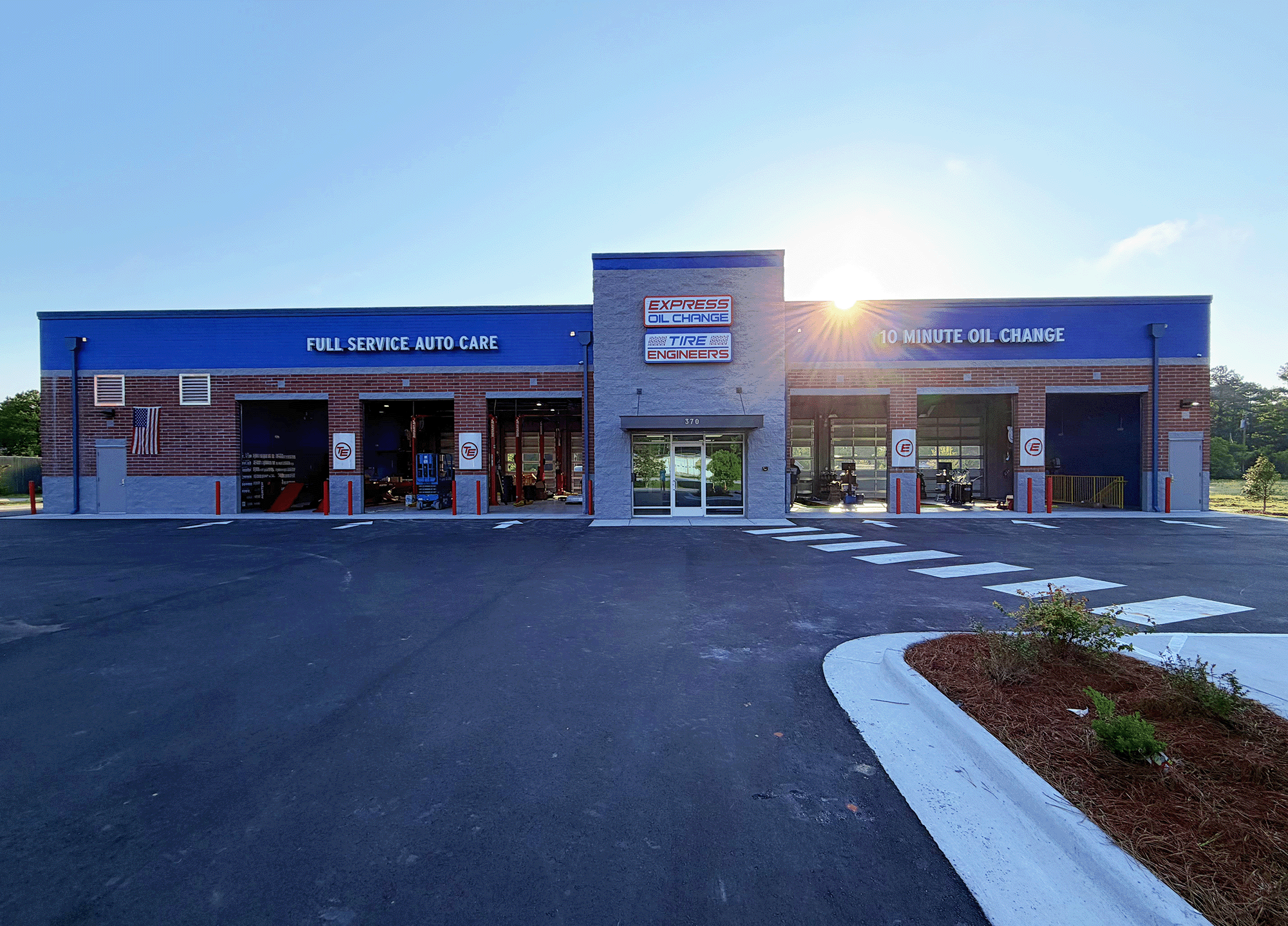 Nova trgovina Express Oil Change & Tire Engineers na adresi 370 US 70 Hwy W nudi razne automobilske usluge kako bi vozila kupaca bila sigurna na cesti i radila kako bi trebala.