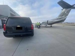 Crni luksuzni Chevrolet Suburban u FBO-u s osobljem