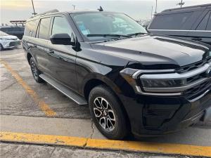 Crni terenac Ford Expedition s aluminijskim naplatcima parkiran na parkiralištu