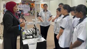 Hasba Medik team member showcasing the HandVivante™.