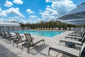 Resort swimming pool at Sweet Citrus Acres RV Resort.