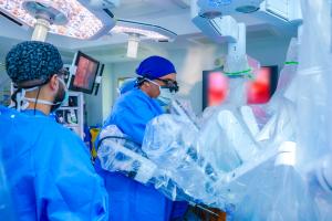 KFSH surgeons performing a robotic-assisted procedure