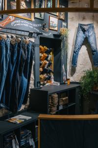 Rå denim, skapt for å vare. Fra rå denim til innlevd, reparert og gjenbrukt.