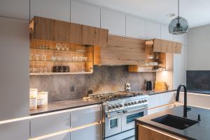 Location Chantilly, VA Year 2024 Cabinetry Cost $75.000 Feature Class A+ Size Large Serie Manhattan Details Volcanic Oak