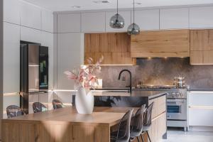 Location Chantilly, VA Year 2024 Cabinetry Cost $75.000 Feature Class A+ Size Large Serie Manhattan Details Volcanic Oak