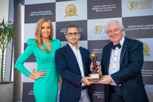 Artyom Meltonyan, CEO of Deluxe Holiday Homes, accepting the 2025 World Travel Award in Dubai