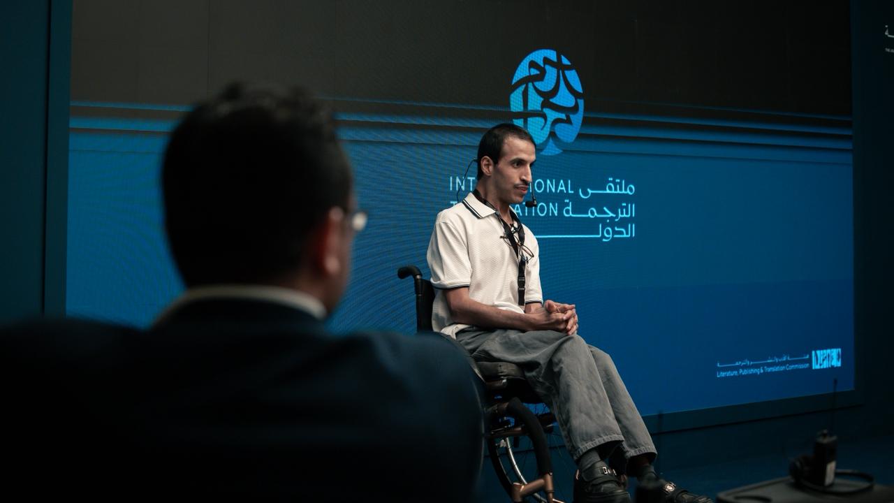 La première table ronde au Forum International de la Traduction (FIT), ayant pour thème « Traduire l’avenir depuis l’Arabie Saoudite » et organisé par la Commission de Littérature, de Publication et de Traduction (CLPT), a porté sur « la formation des traducteurs pour faire face aux zones de crises : des classes de la formation aux terrains de la pratique », avec la participation d’une élite de spécialistes et de chercheurs en traductologie